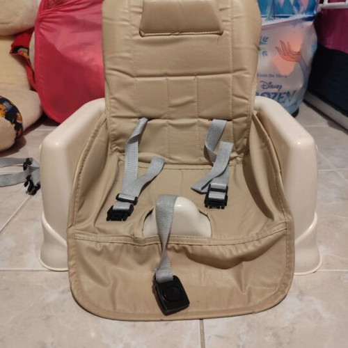 Baby feeding chair with built-in tray