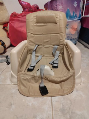 Baby feeding chair with built-in tray