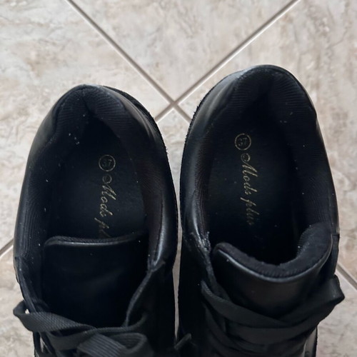 Modenas women's athletic shoes black like new