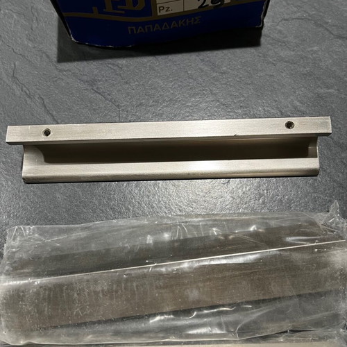 Cabinet handles like new, 24 pieces, nickel, minimal design