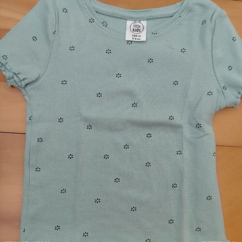 T-shirts pack of 5 size 104 cm like new