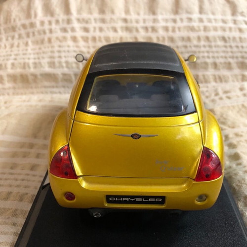Maisto Chrysler Pronto Cruizer 1:18 original concept version collectible car like new