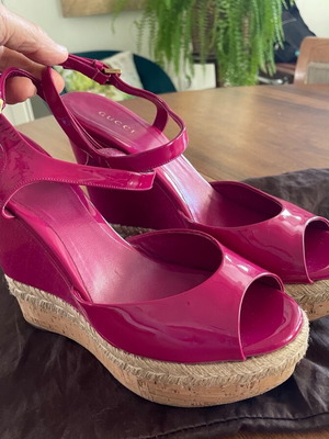 Gucci wedge sandals like new, fuchsia patent leather, size 39