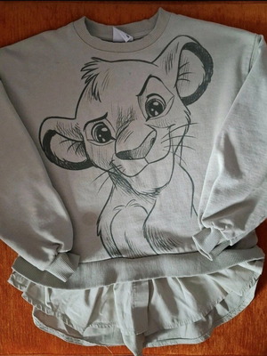 Lion King Zara sweatshirt like new, size 128 cm, purple