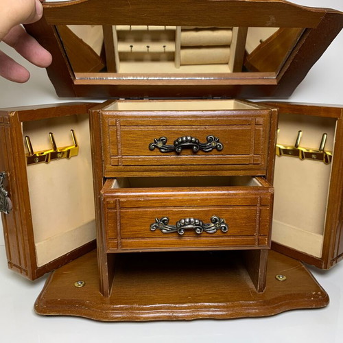 Дървена минишка за бижута употребявана