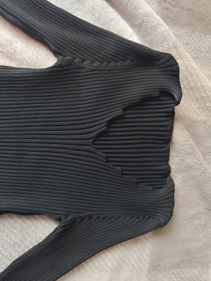Long-sleeve black ribbed blouse like new, V-cut neckline, size XXXL