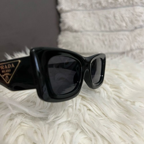 Prada sunglasses black like new