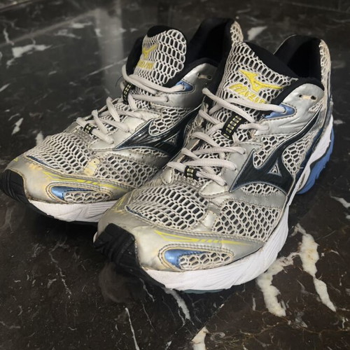 Mizuno Wave Nexus 6 Running Shoes used, size 46, silver and blue