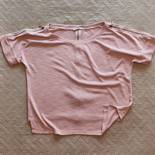 Alerte dusty pink t-shirt like new with zippers