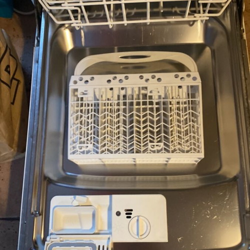 Whirlpool ADP 750wh dishwasher like new 45cm