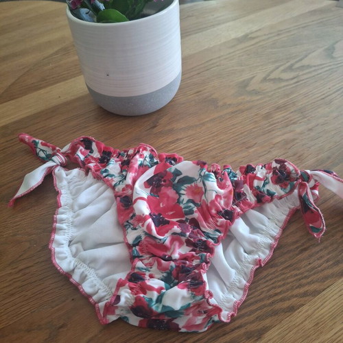 Floral bikini bottom Esmara size M like new, multicolor