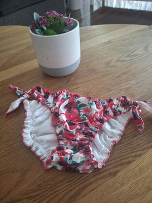 Floral bikini bottom Esmara size M like new, multicolor