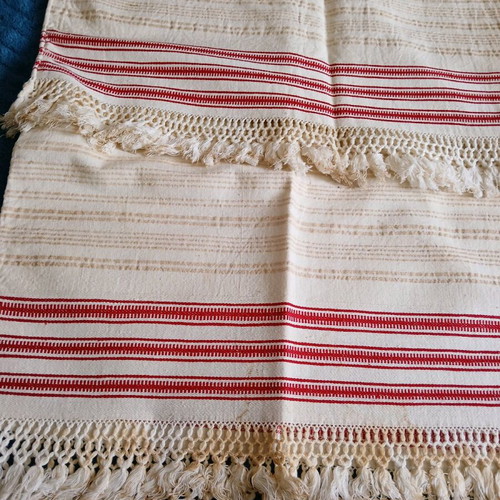 Woven tablecloth like new with hand-tied fringes