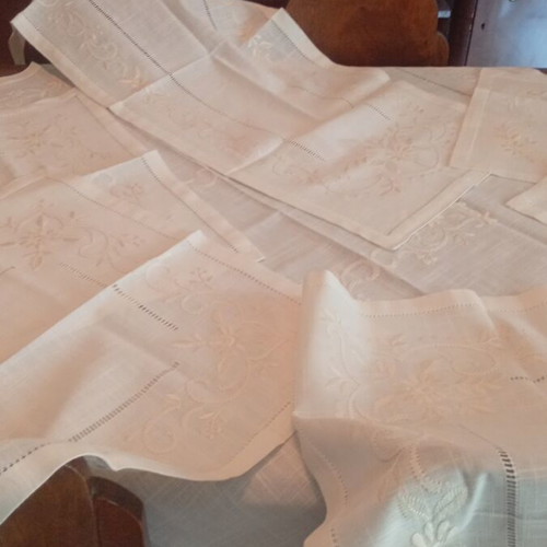 Handmade embroidery set on fine linen, 7 pieces, new