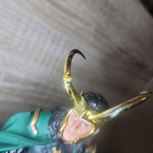 Marvel Thor: Ragnarok Loki gallery collectible PVC figure statue like new with minor horn damage