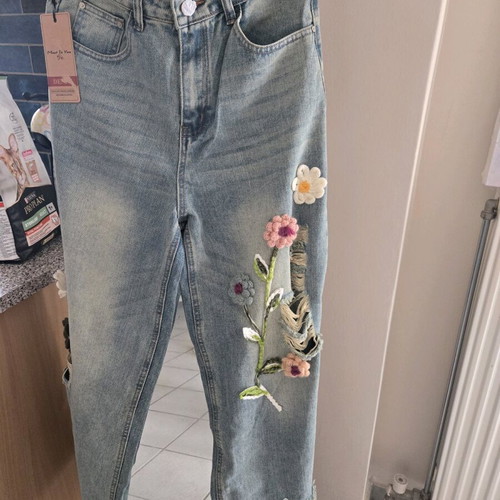 Jeans with knitted flowers and rips new, size M