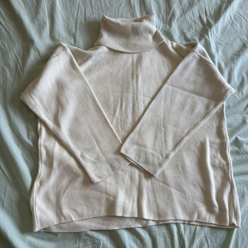White turtleneck sweater like new, comfortable and warm