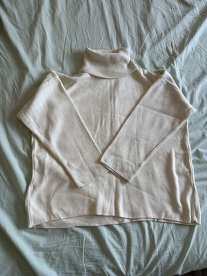 White turtleneck sweater like new, comfortable and warm