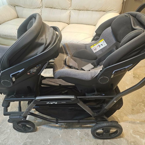 Twin stroller 3 in 1 with car seats like new
