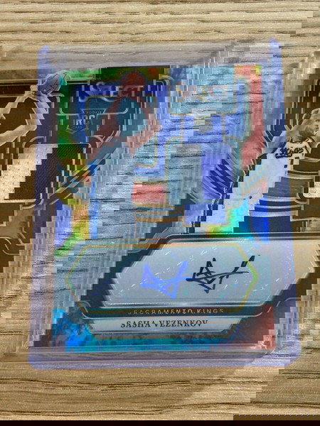 Αριθμημένη Κάρτα με υπογραφή Sasha Vezenkov Sacramento Kings RC Panini Select 1/25