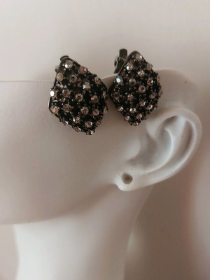 Vintage Faux bijoux clips like new, small silver with rhinestones
