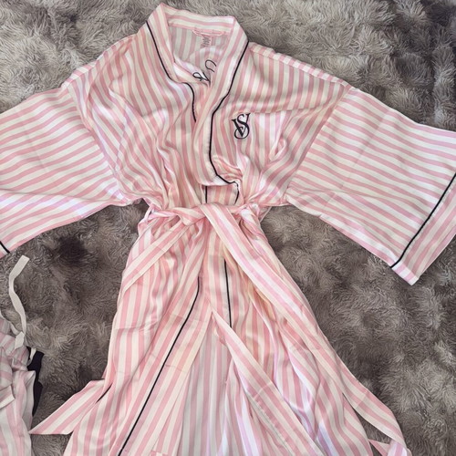 Victoria's Secret London robe like new, pink