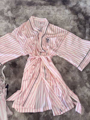 Victoria's Secret London robe like new, pink