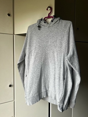 Hoodie with pockets in like new condition, size XL, gray