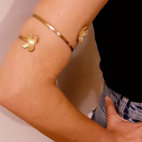Kirke copper spiral bracelet with flower motif, handmade