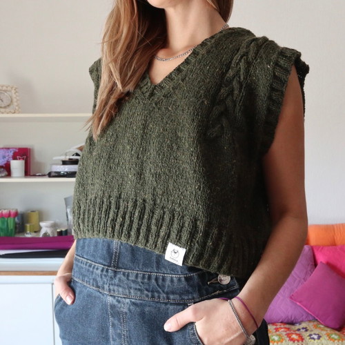 Handmade sleeveless knit like new, size M-L, green