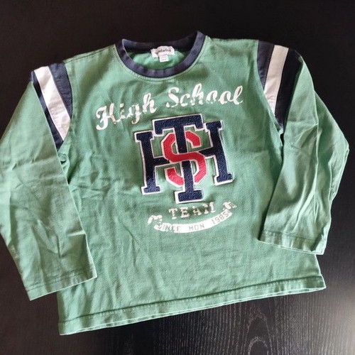 Children's clothes pack 8 years like new, 4 sweatshirts and 2 colorful t-shirts