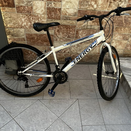 Mountain bike 26 inch silver used with speeds and V-brakes