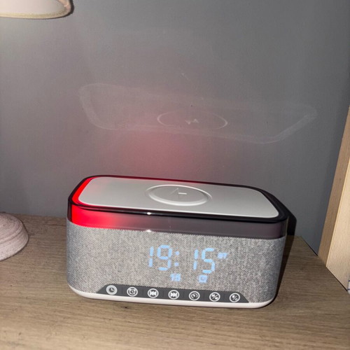 Smart speaker like new with Bluetooth, alarm clock and wireless charging