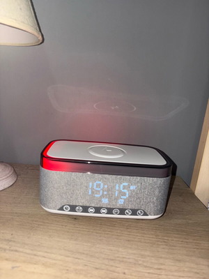 Smart ηχείο σαν καινούργιο με Bluetooth, ξυπνητήρι και ασύρματη φόρτιση