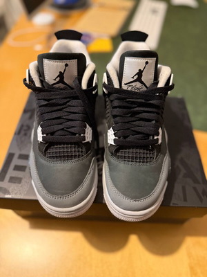 Air Jordan 4 Retro sneakers like new, EU 37.5, black and grey