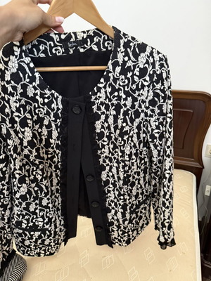 Women's Jacket like new, black and white, size L
