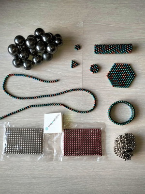 Trelomagnites set like new, 21 large and 2 brand new sets