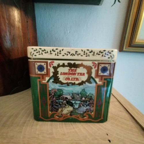 Vintage metal tea tin Royal Victorian Blend Tea, like new