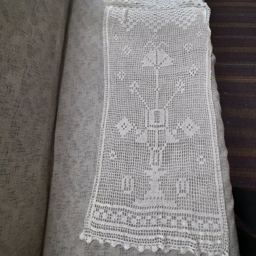 Crochet table runner like new, vintage heirloom