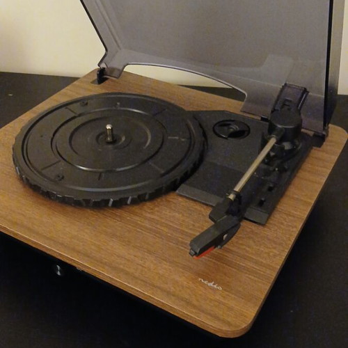 Turntable with Bluetooth like new, plays 33 and 45 rpm records