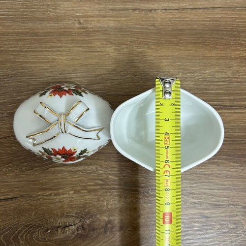 Porcelain decorative box Quality Limoges Christmas, like new