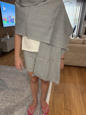 Pashmina gray with herringbone pattern like new
