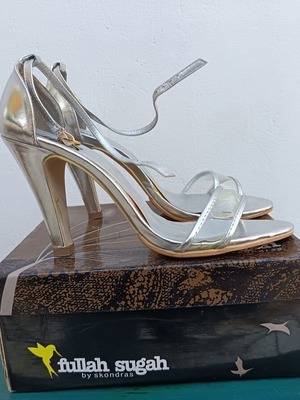 Fullah Sugah Γυναικεία Καλοκαιρινά Τακούνια ασημί σαν καινούργια, μέγεθος 40