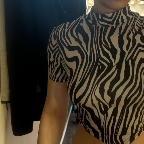 Zebre short-sleeve top with open back like new, size S