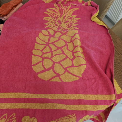 Beach towel with pineapple print