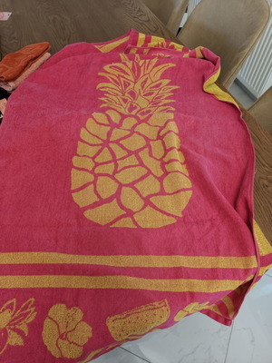 Beach towel with pineapple print