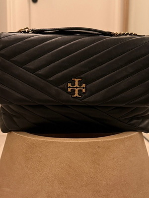 Tory Burch Kira Chevron Small Flap Shoulder Bag – Κομψή & Μίνιμαλ σε Μαύρο Napa Δέρμα