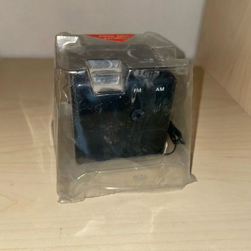 AM/FM Quartz Clock Radio new, compact cube