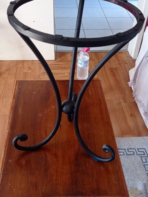 Coffee table like new, handmade iron with glass top
