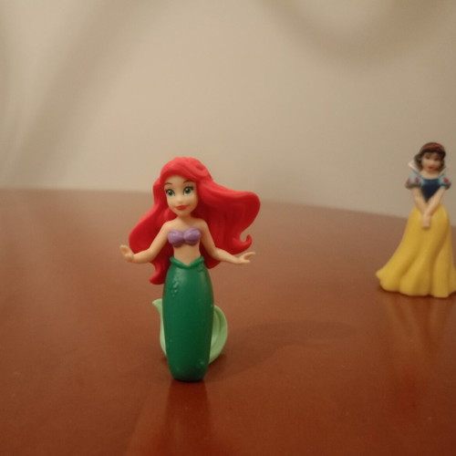Disney Princess figures Ariel and Snow White set like new